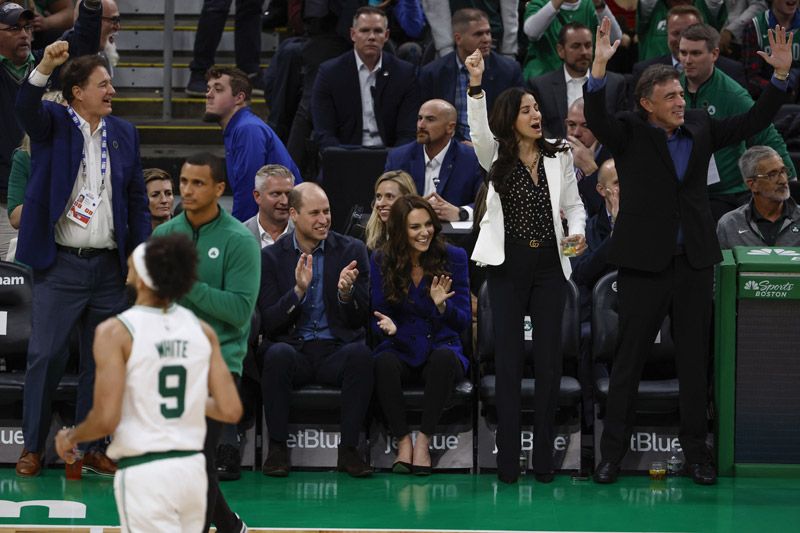 El príncipe Guillermo y Kate Middleton en el baloncesto en Boston