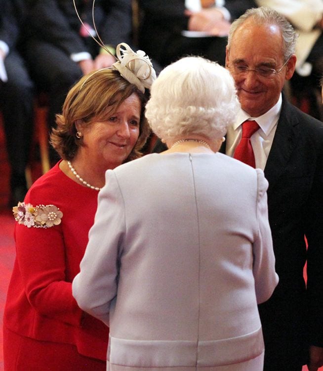 La reina Isabel II entrega la mayor condecoración al valor a los padres de Ignacio Echeverría