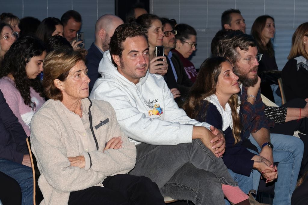 Emilio Aragón presenta su libro 'Telmo- Lobo' rodeado de su familia, su esposa Aruca, su hija Icíar y sus nietos