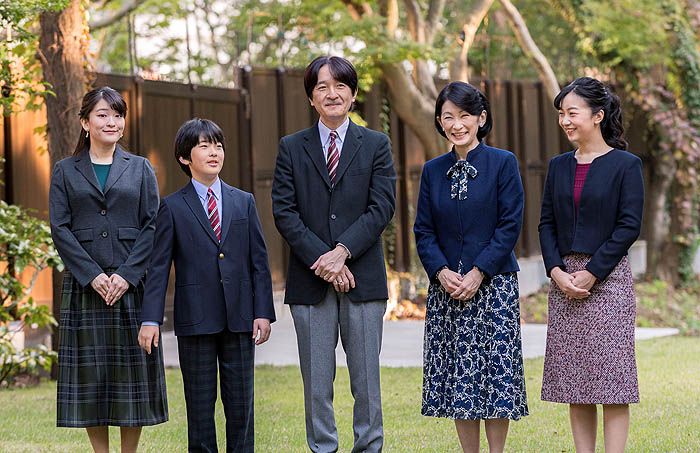 El príncipe Akishino con su familia