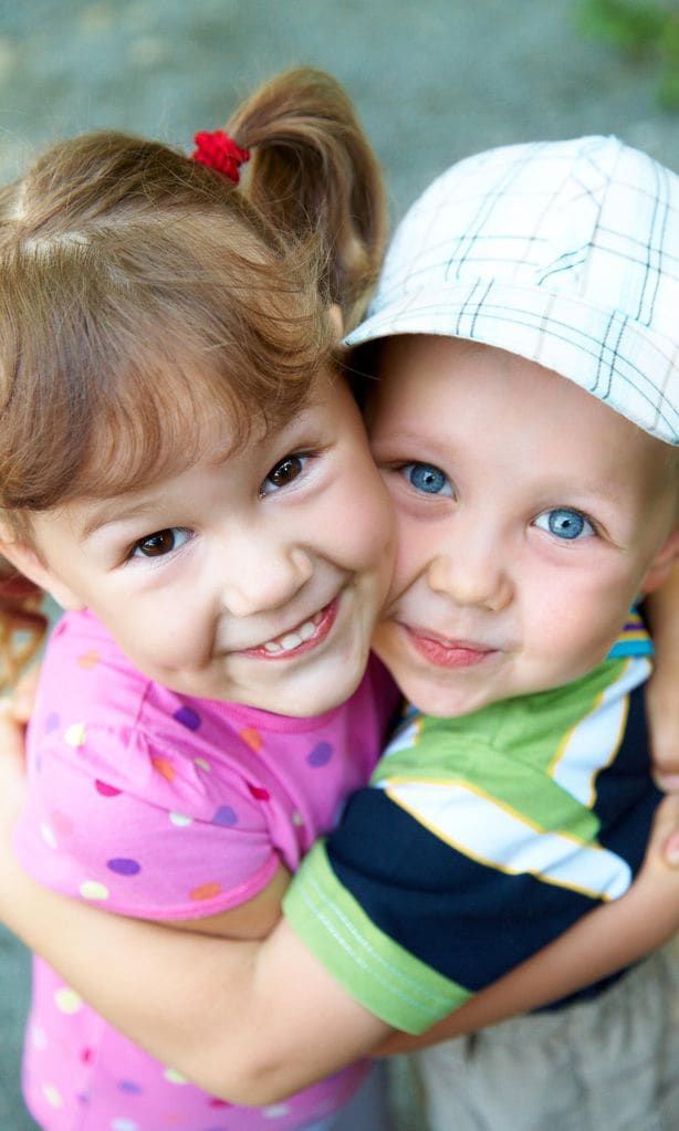 Niños que son amigos abrazados