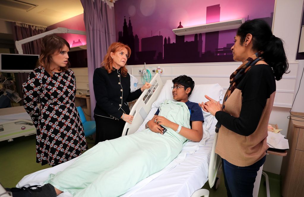 Eugenia de York y Sarah Ferguson visitan a un enfermo en Liverpool