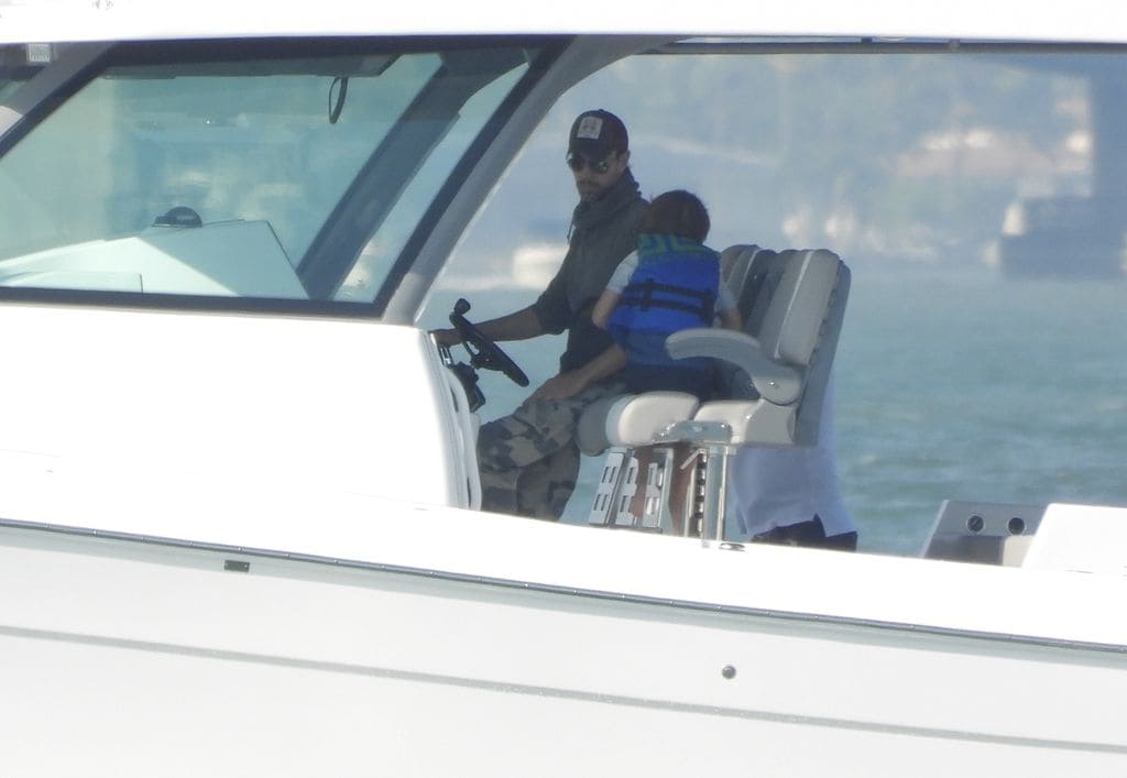 Enrique Iglesias en barco con su hijo