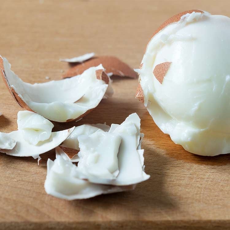 Huevo cocido mal pelado