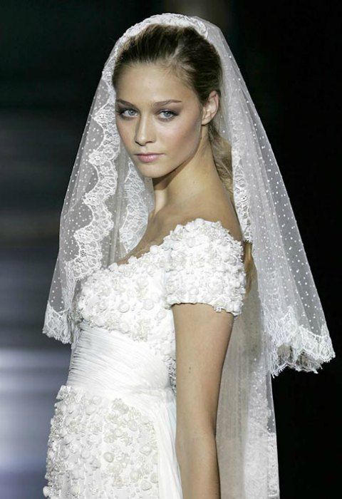 Beatrice Borromeo desfilando para Valentino en un desfile de Pronovias, colección 2016.
