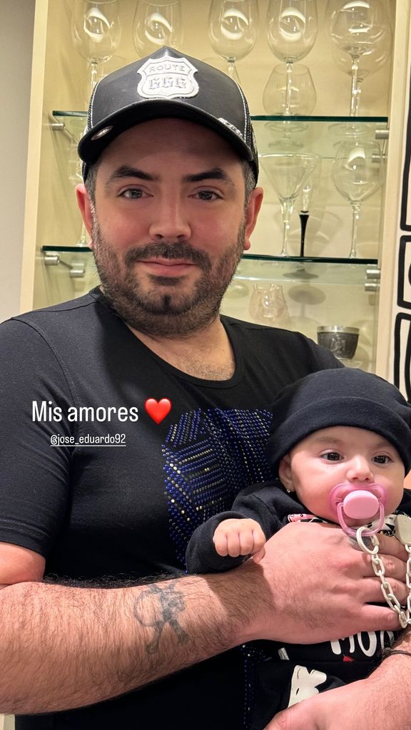 Paola también publicó en sus historias, esta nueva foto de sus amores: José Eduardo y Tessa.