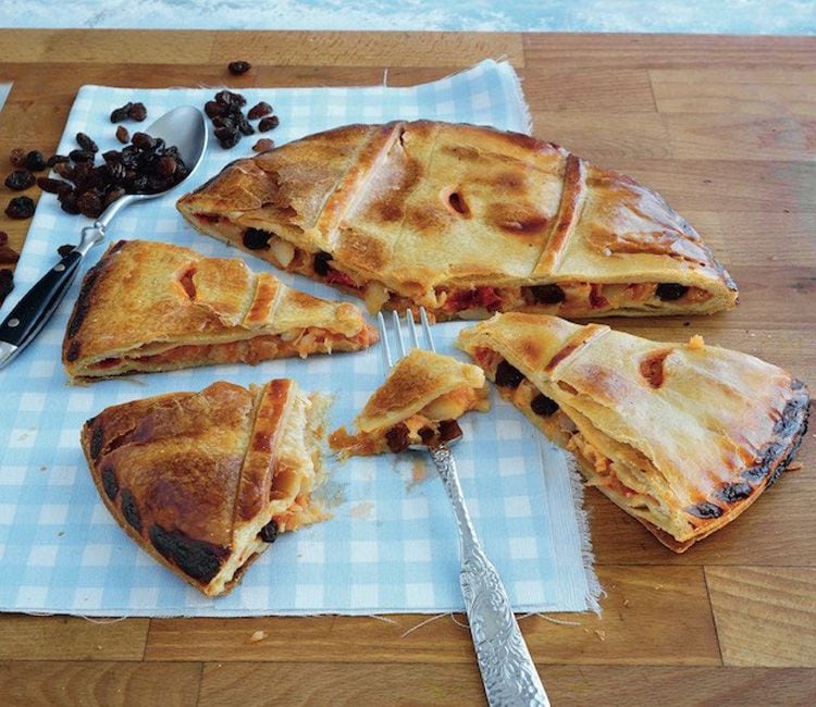 Empanada de bacalao con pasas