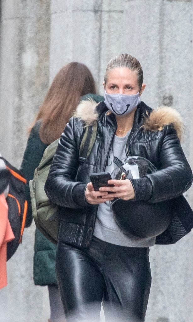 Genoveva Casanova queda a comer con un amigo con su Harley y look motero