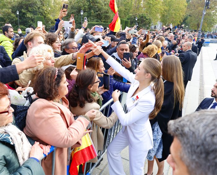 Leonor saluda a los ciudadanos