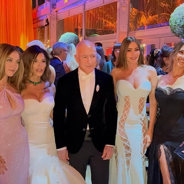 Sydney Sweeney, Lauren Snachez, Jeff Bezos, Sofía Vergara y Jessica Alba en el afterparty de los Oscar