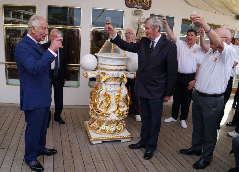 Carlos III en el barco Britannia 