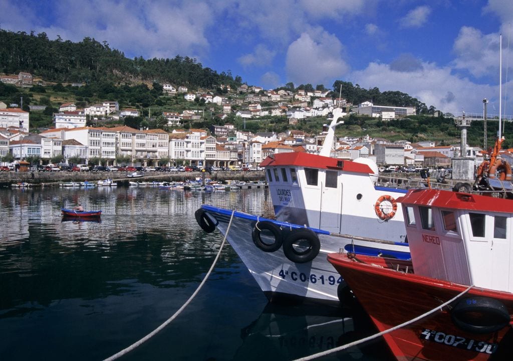 Barcos en el puerto de Muros, Galicia