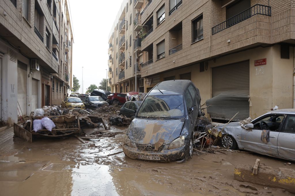 Coches destrozados tras la DANA