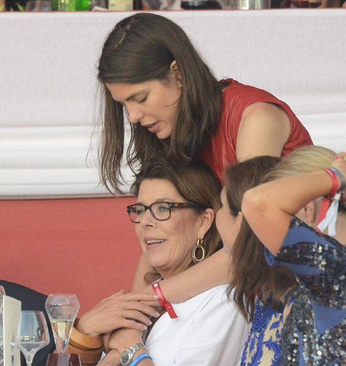 Durante el torneo, Carlota no se separó de los suyos y se mostró especialmente cariñosa con su madre, a la que dedicó cariñosos besos y abrazos.
