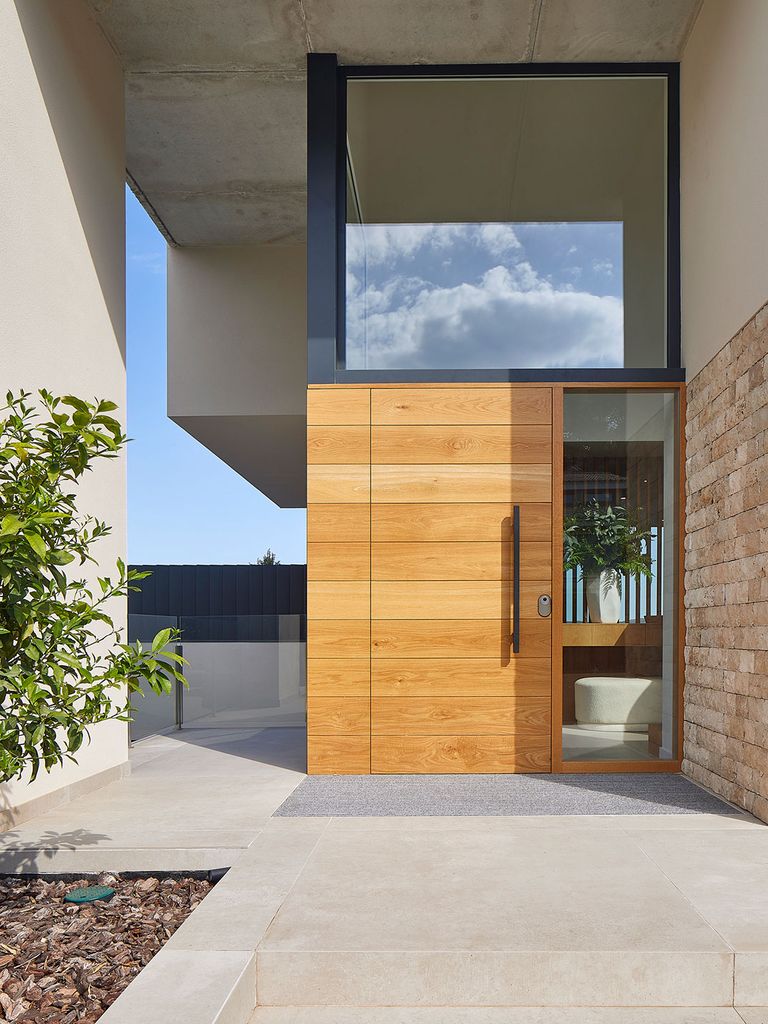 Puerta de entrada a la casa de madera