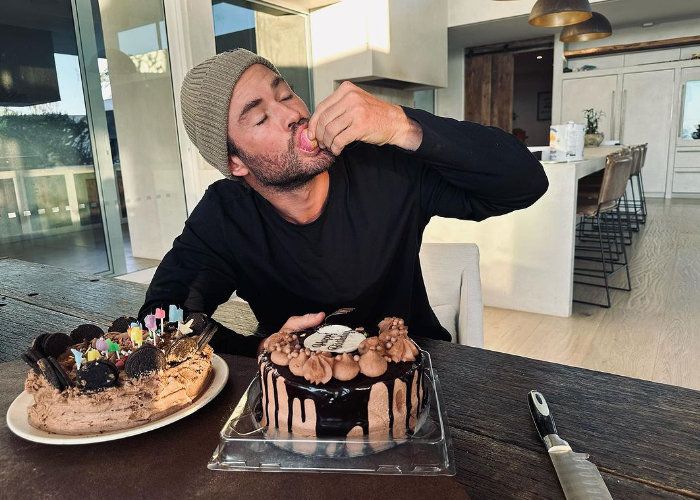 Chris comiendo tarta de chocolate por su cumpleaños 