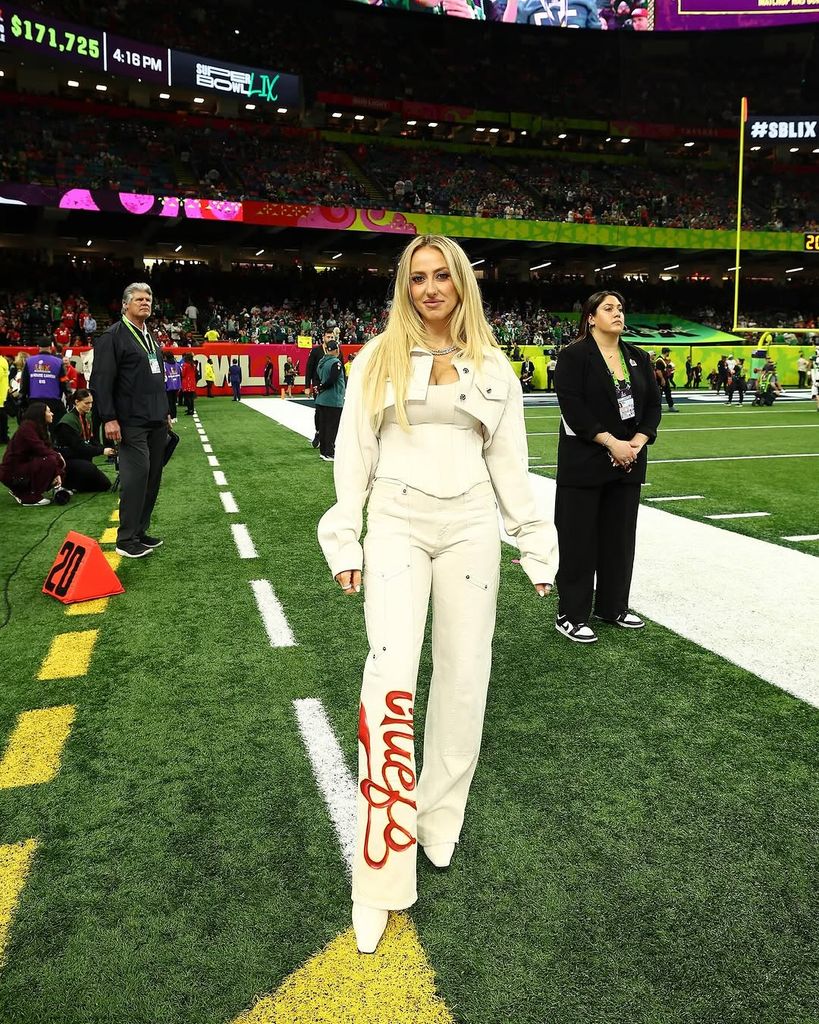 Brittany Mahomes también apostó por un look blanco para el Super Bowl 2025