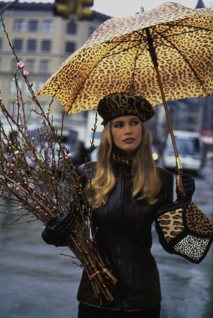 Claudia Shiffer en Nueva York en 1992 con look animal print