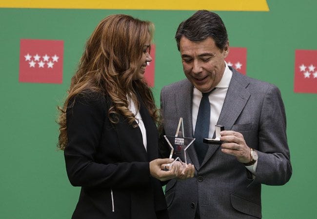 Entre los múltiples galardones concedidos a María Marte ('Premio Nacional de Gastronomía 2014', 'Premio El Club de Gourmets a la mejor Jeje de Cocina'; la revalidación de las dos estrellas Michelin otorgadas a 'El Club Allard'...) se suma también la 'Estrella de la Comunidad de Madrid' que le fue concedida el año pasado como reconocimiento a 'su esfuerzo y dedicación'. Un premio que se otorga a aquellas profesionales que han triunfado en ámbitos tradicionalmente monopolizados por el género masculino. En la imagen, Ignacio González, ex presidente de la Comunidad de Madrid, haciendo entrega del premio a María.
