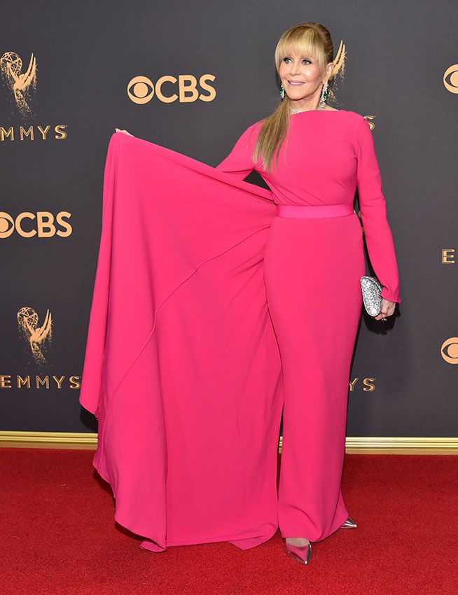 jane fonda en la alfombra roja de los emmy awards