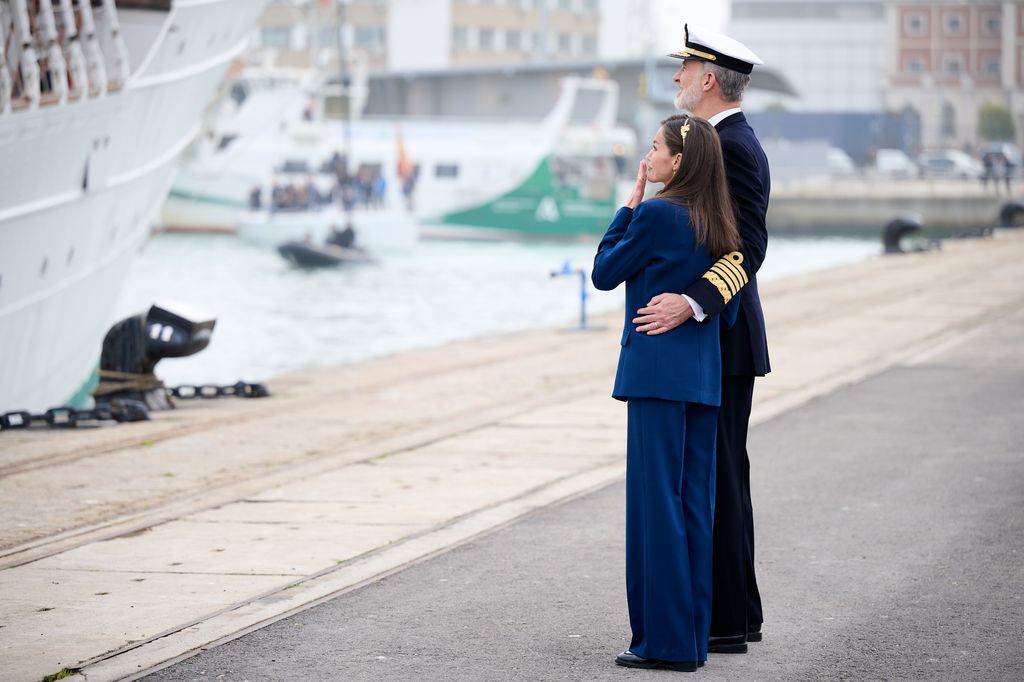 Siempre bajo el protector abrazo de su esposo, la reina enfrentó una emotiva despedida de la princesa Leonor, quien se sumó a la tripulación de 75 jóvenes a bordo de una de las embarcaciones emblemáticas de la milicia española