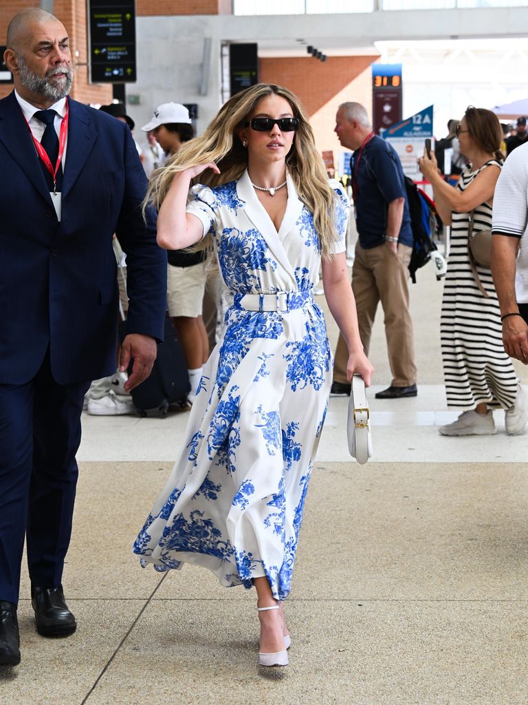 Sydney Sweeney y su prometido Jonathan Davino llegan al aeropuerto dispuestos a asistir al Festival Internacional de Cine de Venecia.