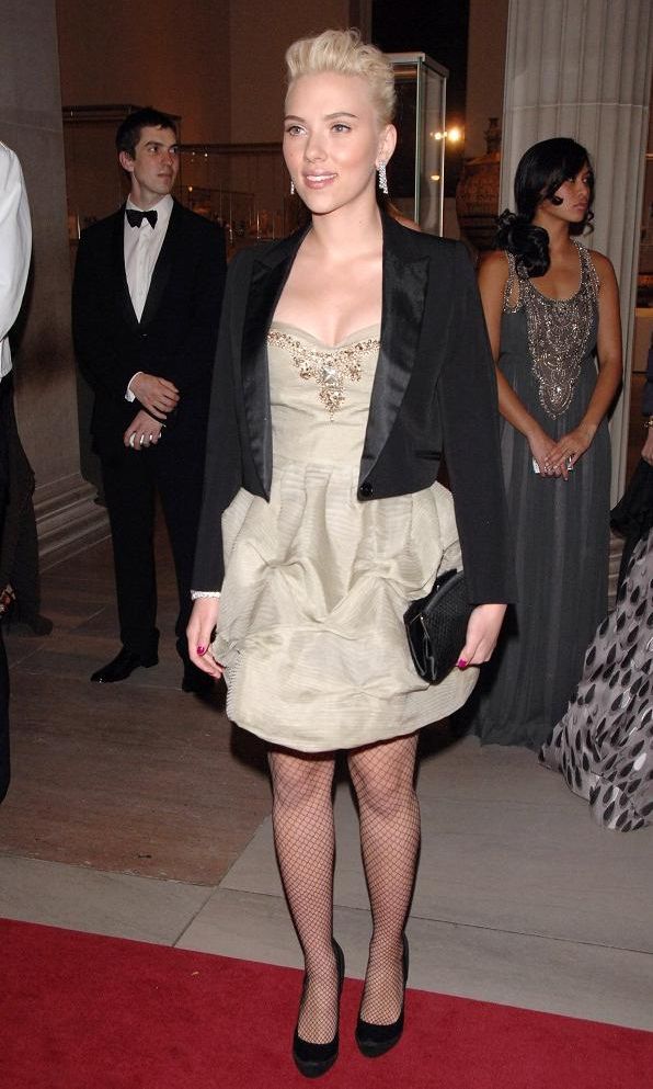 scarlett johansson lleva un mini vestido de stella mccartney a la met gala 2007