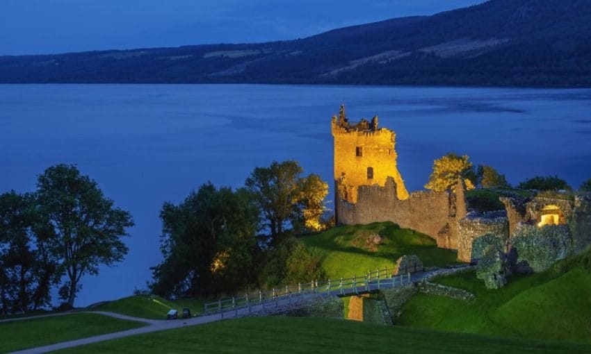 Imprescindible acercarse al castillo de Urquhart junto al lago Ness, una de las panorámicas más bellas de las Highlands.