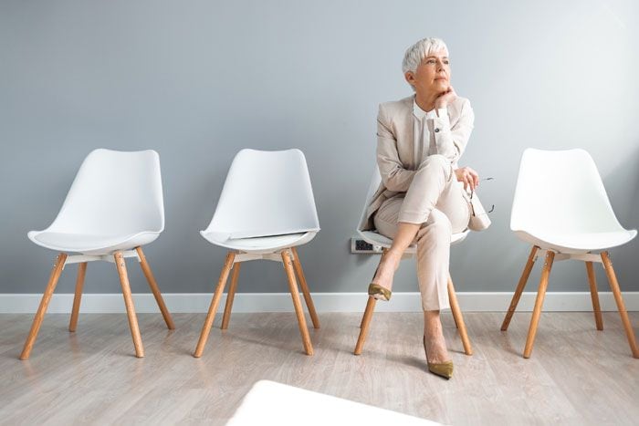 mujer esperando en una sala de espera