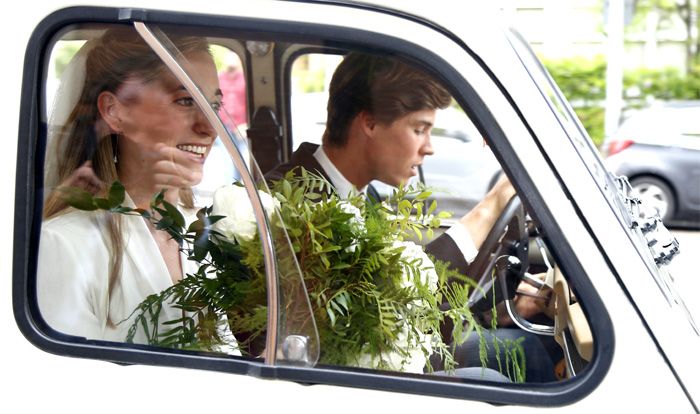 Victoria Montes y Jorge Torrente en el coche nupcial