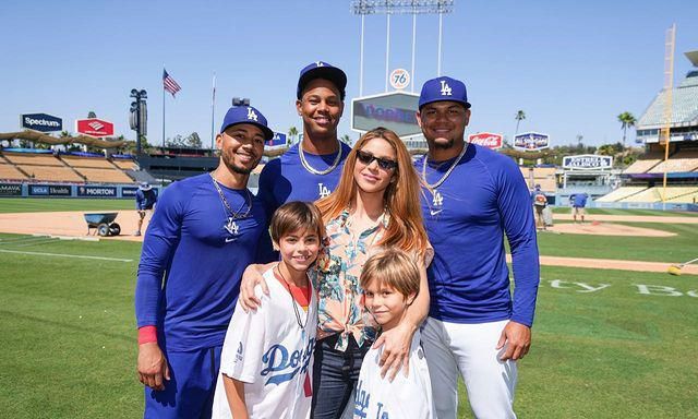 Shakira con sus hijos en el estadio de los Dodgers