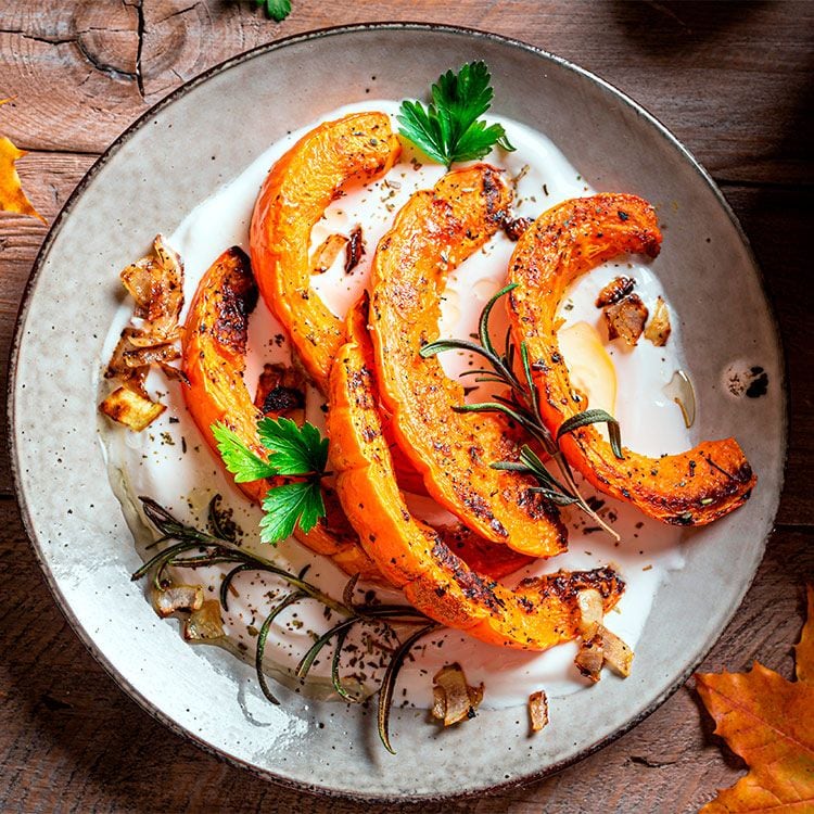 Calabaza asada con especias sobre crema de yogur