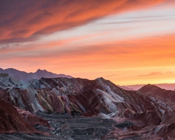 El parque geológico nacional Zhangye Danxia, en Zhangye, al noroeste de la República Popular China, es uno de los destinos más coloridos del planeta gracias a sus formaciones geológicas naturales, que a través de millones de años de erosión, han esculpido franjas de colores pastel sobre su superficie.
