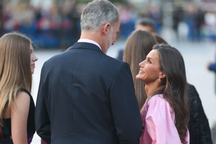 Mirada cómplice de los Reyes antes de entrar al concierto Premios Princesa de Asturias 2023