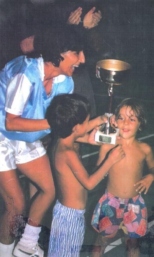 Manuel Vargas, celebrando uno de sus trofeos, junto a su hijo, Manuel (de espaldas) y otro niño.