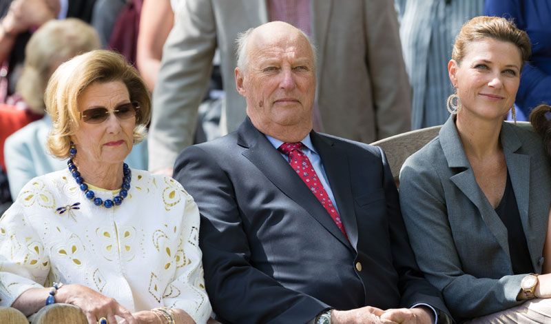 Harald y Sonia de Noruega con su hija Marta Luisa de Noruega