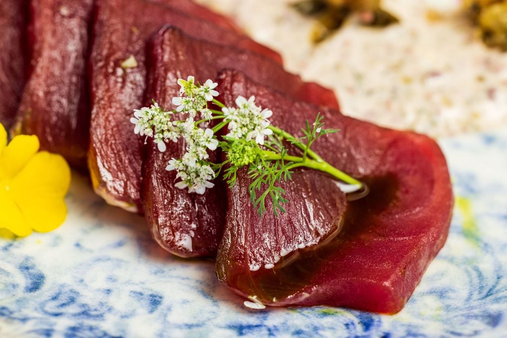 Atún aleta amarilla con pan pita, aderezo de cítricos
con alcaparras y aceitunas kalamata.