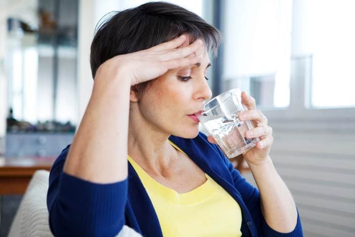 mujer bebiendo agua