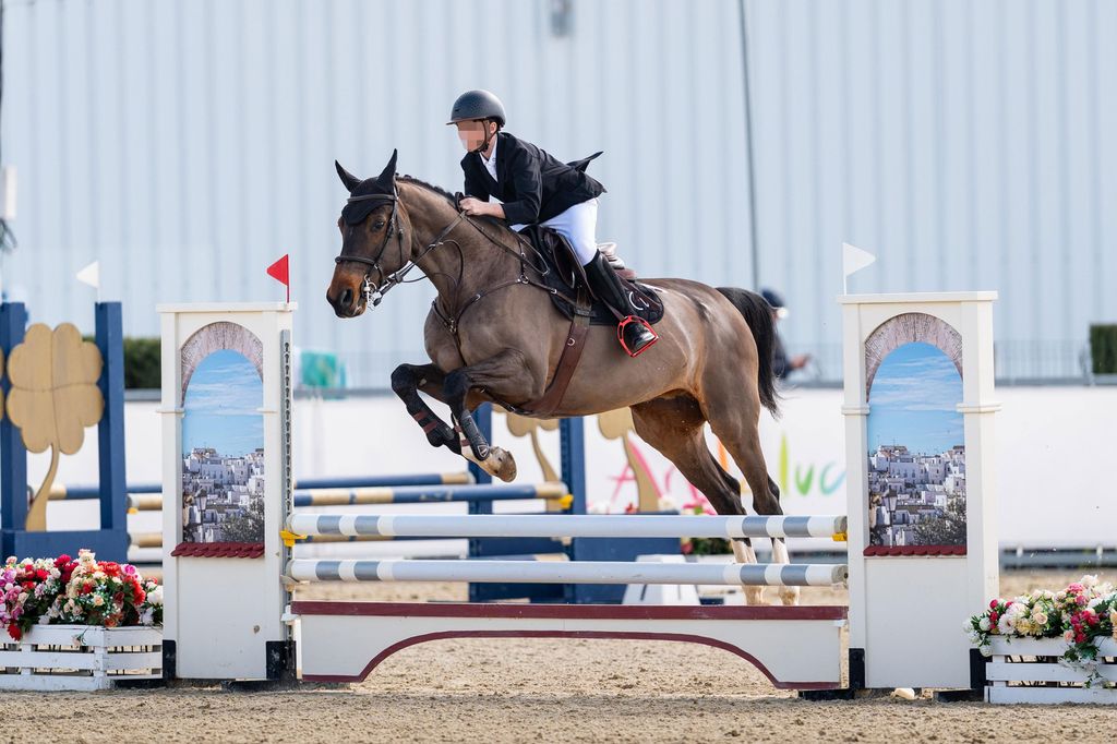 El hijo de Amelia Bono, en pleno salto con su caballo