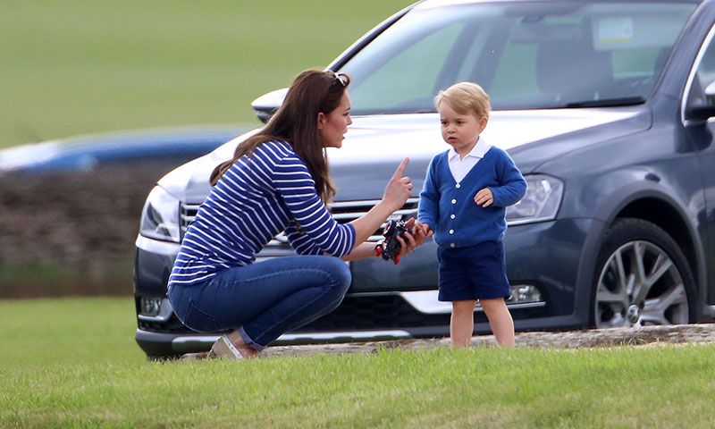 la duquesa kate regana al principe george