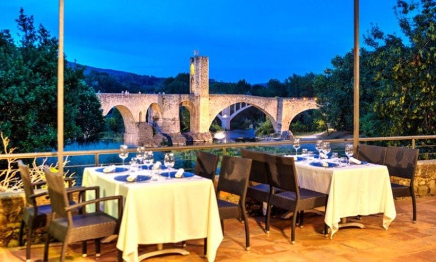 Terraza del restaurante Cúria Reial, uno de los más aclamados de Besalú.