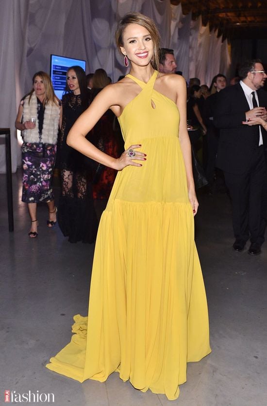 El 14 de noviembre se celebraba en Los Ángeles la gala Baby2baby, a la que Jessica Alba acudió con un maxivestido amarillo con tiras cruzadas al cuello, firmado por Giambattista Valli.
