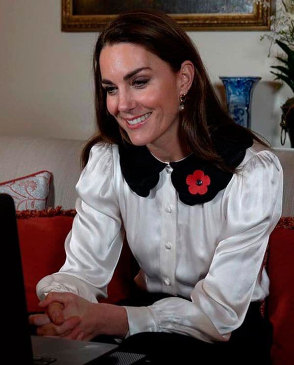 Kate Middleton con blusa romántica de cuello bobo