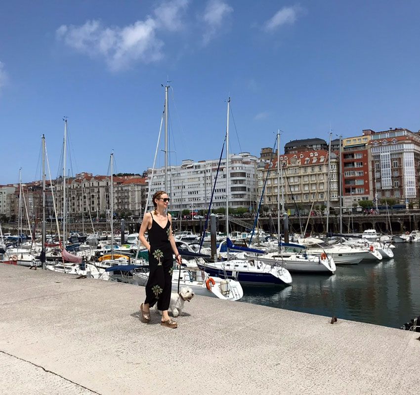 Marta Hazas paseando por el puerto deportivo de Santander