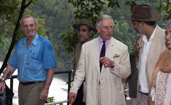 El príncipe Carlos junto a su cuñado, Mark Shand, con camisa azul, visitando Vazhachal Forest Range