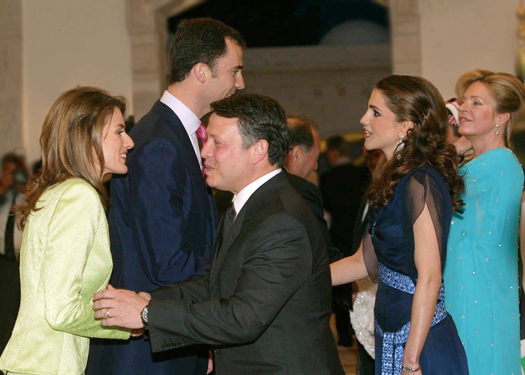 Don Felipe and Doña Letizia with Kings Abdalla and Rania of Jordan, at the first wedding of the then crown prince, Hamzah, son of the late King Hussein and Queen Noor. It was during the honeymoon of the kings of Spain, in May 2004.