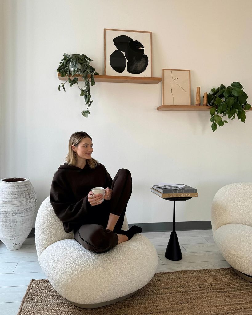 Mujer tranquila en su salón