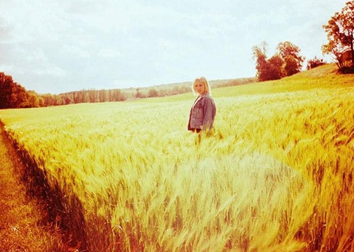 Jena Malone en un campo de Francia