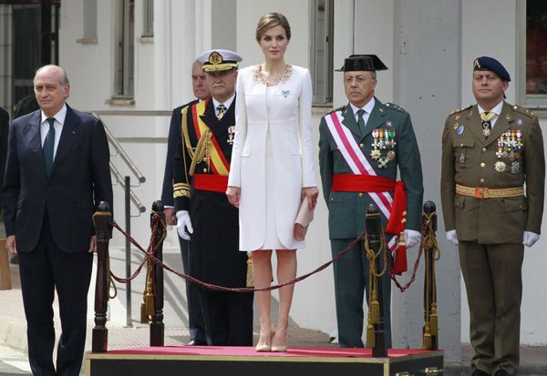 La reina Letizia ha vestido el emblemático traje de la proclamación en este primer madrinazgo como soberana y no de negro, ni de largo, ni con mantilla española, ni con peineta, como era lo habitual en el reinado de don Juan Carlos
