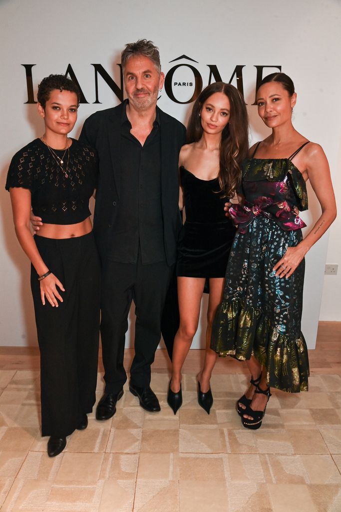 Ripley Parker, Ol Parker, Nico Parker y Thandiwe Newton en la cena de Lancôme el 17 de septiembre de 2024 en Londres